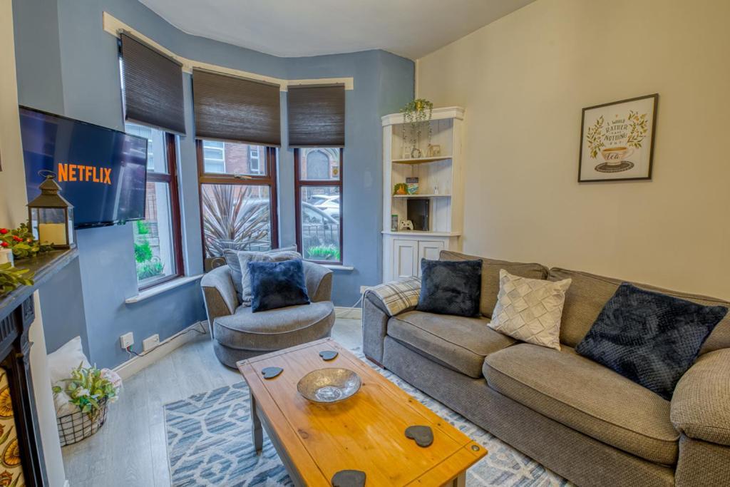 Charming City Home, Beside The Serene Ormeau Park Белфаст Экстерьер фото